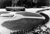Франция - Церемониальный марш группы немецких войск в Компьене во время переговоров о перемирии между немецким командованием и Францией