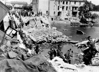 Франция - Отряд немецких солдат переправляется через водный рубеж по взорванному мосту