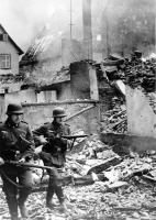 Франция - Немецкие солдаты ведут бой в одном из разрушенных населенных пунктов
