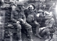 Франция - Американские солдаты и немецкие трофеи (пиво,хлеб,сигары)