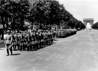 Париж - Церемониальный марш немецких войск на Елисейских полях в Париже