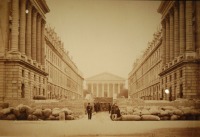 Париж - Barricade rue Royale, vue vers la Madeleine durant la Commune de Paris de 1871. Франция , Метрополия Франция , Иль-де-Франс , Париж