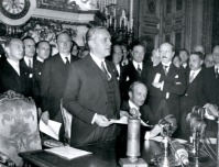Париж - Франко-германская декларация 6 декабря 1938 года. Министр иностранных дел Германии Иоахим фон Риббентроп делает сообщение для прессы; рядом министр иностранных дел Франции Ж. Бонне