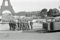 Париж - Эйфелева башня.