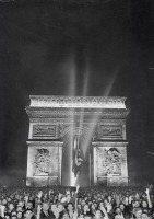 Париж - Жители Парижа на Елисейских Полях празднуют освобождение. август, 1944 г.