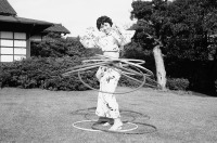 Япония - Японская девушка в кимоно не удержалась от «хулахуп-сумасшествия»