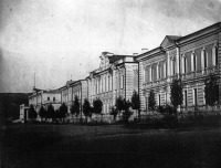 Алма-Ата - Губернаторский дом (крайний слева) и мужская гимназия до землетрясения.