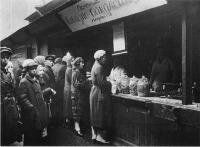 Старые магазины, рестораны и другие учреждения - Покупатели на Кузнечном рынке. 1934 год:
