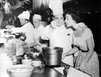 Старые магазины, рестораны и другие учреждения - Элизабет Тейлор снимает пробу на кухне студии MGM