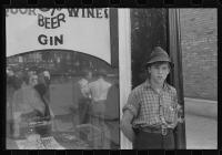 Старые магазины, рестораны и другие учреждения - Мальчик перед винным магазином в Ньюарке, Огайо