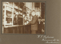 Старые магазины, рестораны и другие учреждения - Интерьер аптеки В.Т. Бийсма на Ньювмаркт в Амстердаме