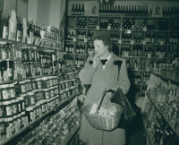 Старые магазины, рестораны и другие учреждения - Женщина с корзинкой в магазине самообслуживания