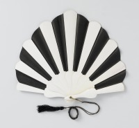 Ретро мода - Фигурный веер из чёрного шёлка на белом лакированном деревянном каркасе