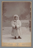 Ретро мода - Девочка в белой шубке с муфтой в руках