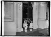 Ретро мода - Дети  на пороге дома 1 мая 1924