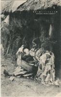 Ретро открытки - .Фотооткрытка. Женщина уильта с двумя детьми: с грудным и подростком. 1930-1940 гг.