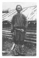 Ретро открытки - Фотооткрытка. Мужчина-нивх изображён в полный рост. 1930-1940 гг.