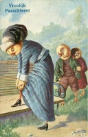 Ретро открытки - Дама в голубом костюме, спустившийся чулок и дети