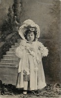 Ретро открытки - Девочка в платье и шляпе с кружевом