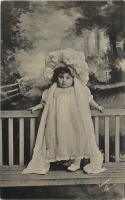 Ретро открытки - Маленькая девочка на скамейке в саду