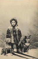 Ретро открытки - Мальчик на лыжах с двумя собаками в зимнем лесу