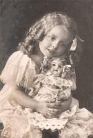 Ретро открытки - Ретро-поштівка.  Дівчинка з лялькою.