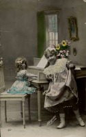 Ретро открытки - Девочка с куклой у рояля