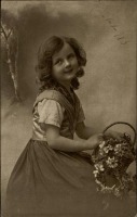 Ретро открытки - Девочка с корзиной цветов