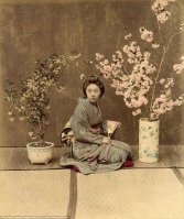 Ретро открытки - Японія.  Жінка сидить біля вазонів з квітами.