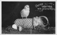 Ретро открытки - Счастливой Пасхи. Два цыплёнка и корзинка