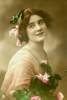 Ретро открытки - Девушка с букетом цветов в розовом платье