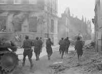 Латвия - Автоматчики 1-го Прибалтийского фронта очищают город Иелгава (Митава) от немцев