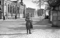Латвия - Военный фотокорреспондент фронтовой газеты «Вперёд на врага» Б.Е. Вдовенко на улице г. Лиепая
