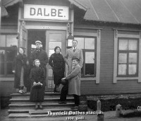 Латвия - Молодёжь у ж/д вокзала Dalbe