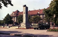 Литва - Клайпеда. Советский БТР охраняет памятник Победы