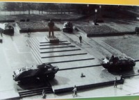  - Клайпеда, пл. Ленина. Памятник охраняется советскими солдатами на 4-х бронетранспортёрах
