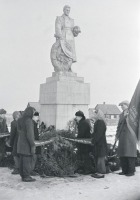 Литва - Школьники города Расейняй возлагают венки к памятнику советским воинам, павшим за освобождение Литвы