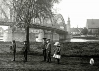 Литва - Дети возле северного портала моста Королевы Луизы