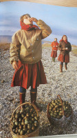 Эстония - Девушки собирают яйца чаек