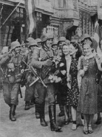 Рига - Рижанки встречают немецких военнослужащих, вступивших в город. Латвия, 1941 г.