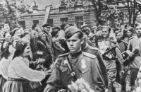 Таллин - Освобождение Таллина. Жители города приветствуют советские войска.