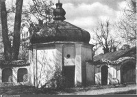 Вильнюс - Часовенка рядом с костёлом Петра и Павла