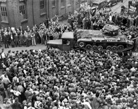 Великобритания - Отправка танка «Валентайн» (Valentine) в СССР по программе ленд-лиза. Танк с надписью «Stalin» перевозится на грузовике с завода в порт.