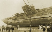 Великобритания - Подводная лодка с бортовым номером U-118 была найдена выброшенной на берег  пляжа в Гастингсе, Сассекс, Англия, 1919 год
