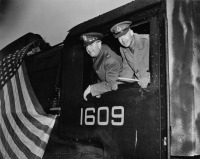 Великобритания - Британский генерал-майор Мак Мюллен и полковник американской армии Райан в кабине паровоза,поставленного в Великобританию из США по ленд-лизу.