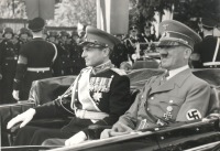 Мюнхен - Фюрер Германии Адольф Гитлер и принц-регент Югославии Павел Карагеоргиевич на встрече в Берхтесгадене 5 марта 1941 года.