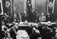 Мюнхен - Адольф Гитлер на партийном собрании в Мюнхене, в 1925 году