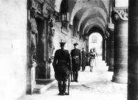 Нюрнберг - Советский караул заступает на смену у здания суда