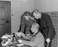 Нюрнберг - Личный фотограф А.Гитлера Г.Гофман разъясняет содержание своих фотографий представителям советского и американского обвинения на Нюрнбергском процессе