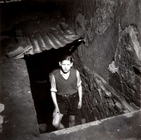 Эссен - Германия, Эссен, 1947 год - Мальчик, выглядывающий из подвала